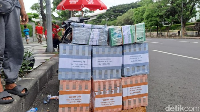 Jasa Penukaran Uang Baru di Surabaya Mulai Bermunculan