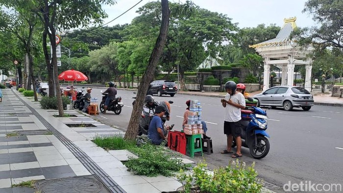 Jasa Penukaran Uang Baru di Surabaya Mulai Bermunculan