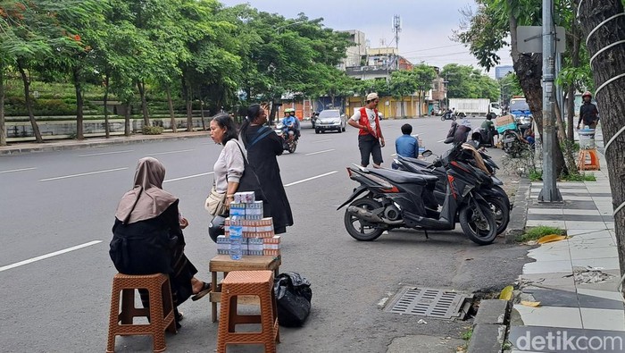 Jasa Penukaran Uang Baru di Surabaya Mulai Bermunculan