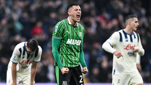 SASSUOLO, ITALY - MARCH 01: Jay Idzes of Sassuolo celebrates after during the Serie A match between US Sassuolo Calcio and Atalanta BC at Mapei Stadium Citta del Tricolore on March 01, 2026 in Sassuolo, Italy. (Photo by Image Photo Agency/Getty Images)