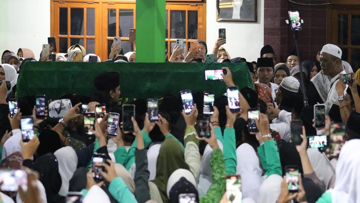 Warga memanggul keranda berisi jenazah Ketua Umum PP Fatayat Nahdlatul Ulama yang juga Ketua KPAI, Margaret Aliyatul Maimunah untuk prosesi pemakaman di Asrama Al Bishri Ponpes Mamba'ul Ma'arif Denanyar Jombang, Jawa Timur, Minggu (1/3/2026). Margaret Aliyatul Maimunah meninggal dunia pada usia 47 di RS Fatmawati Jakarta pada 1 Maret 2026 pukul 08.25 WIB setelah menjalani perawatan karena sakit. ANTARA FOTO/Syaiful Arif