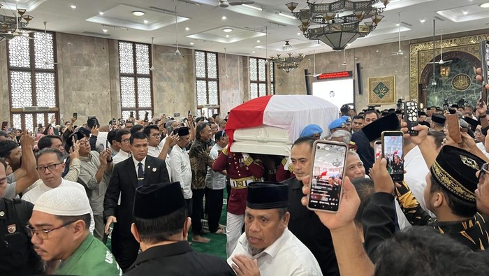 Usai Disalatkan, Jenazah Try Sutrisno Diberangkatkan ke TMP Kalibata