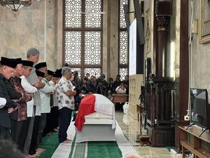 Jenazah Wapres Ke-6 Try Sutrisno Disalatkan di Masjid Sunda Kelapa