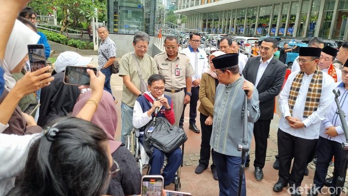 JPO Sarinah telah rampung direvitalisasi. Penyandang disabilitas, Catur, mengaku senang karena akses ke transportasi umum menjadi lebih mudah. (Taufiq/detikcom).