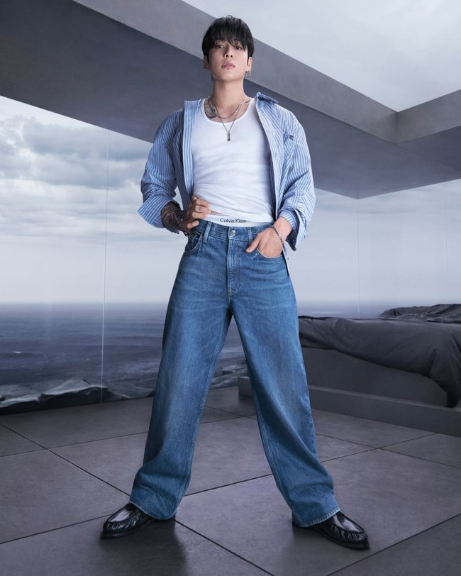 Di sisi lain, penggemar semakin tak sabar menantikan comeback Jungkook bersama rekan personelnya tahun ini. BTS akan merilis album ARIRANG pada 20 Maret 2026, yang dilanjutkan dengan konser tur dunia. Foto: dok. Calvin Klein