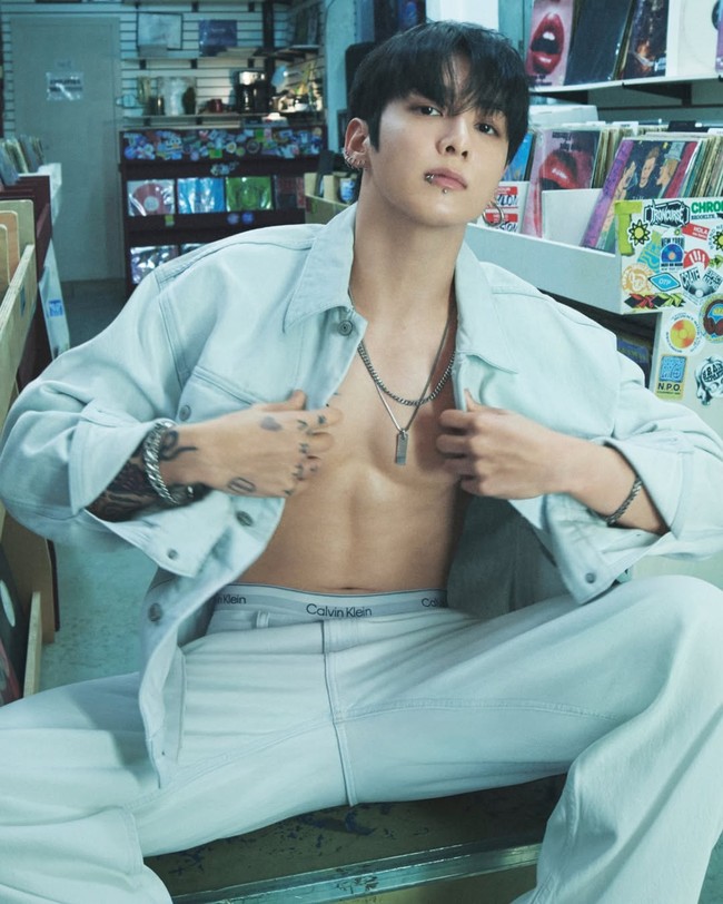 Maknae BTS itu memamerkan bentuk tubuh atletis, hasil workout yang konsisten. Jungkook memang dikenal sering ngegym bahkan punya fasilitas pribadi di rumahnya. Foto: dok. Calvin Klein