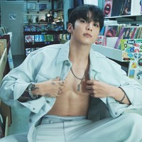 Maknae BTS itu memamerkan bentuk tubuh atletis, hasil workout yang konsisten. Jungkook memang dikenal sering ngegym bahkan punya fasilitas pribadi di rumahnya. Foto: dok. Calvin Klein