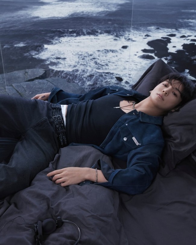 Dalam foto yang dirilis, ia memperagakan sejumlah koleksi denim terbaru Calvin Klein. Mulai dari trucker jacket, baggy jeans, hingga straight jeans ala tahun 90an. Foto: dok. Calvin Klein