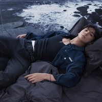 Dalam foto yang dirilis, ia memperagakan sejumlah koleksi denim terbaru Calvin Klein. Mulai dari trucker jacket, baggy jeans, hingga straight jeans ala tahun 90an. Foto: dok. Calvin Klein