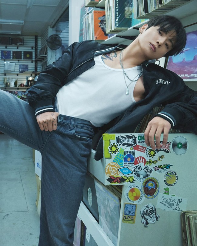 Video campaign Jungkook BTS bersama Calvin Klein tak luput dari sorotan. Ia menampilkan koreografi ikonik di sebuah record store, seolah sedang berada di dance floor. Foto: dok. Calvin Klein