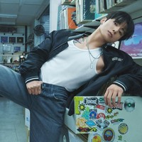 Video campaign Jungkook BTS bersama Calvin Klein tak luput dari sorotan. Ia menampilkan koreografi ikonik di sebuah record store, seolah sedang berada di dance floor. Foto: dok. Calvin Klein