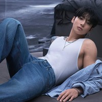Gaya Boyfriend Material Jungkook BTS, Pamer Sixpack di Iklan Calvin Klein