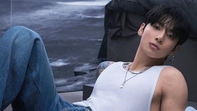 Gaya Boyfriend Material Jungkook BTS, Pamer Sixpack di Iklan Calvin Klein