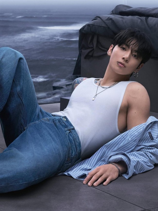 Gaya Boyfriend Material Jungkook BTS, Pamer Sixpack di Iklan Calvin Klein