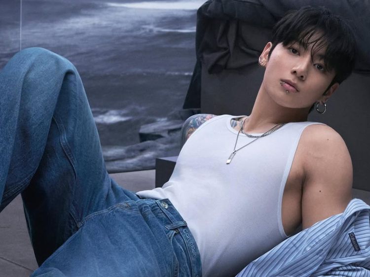 Gaya Boyfriend Material Jungkook BTS, Pamer Sixpack di Iklan Calvin Klein