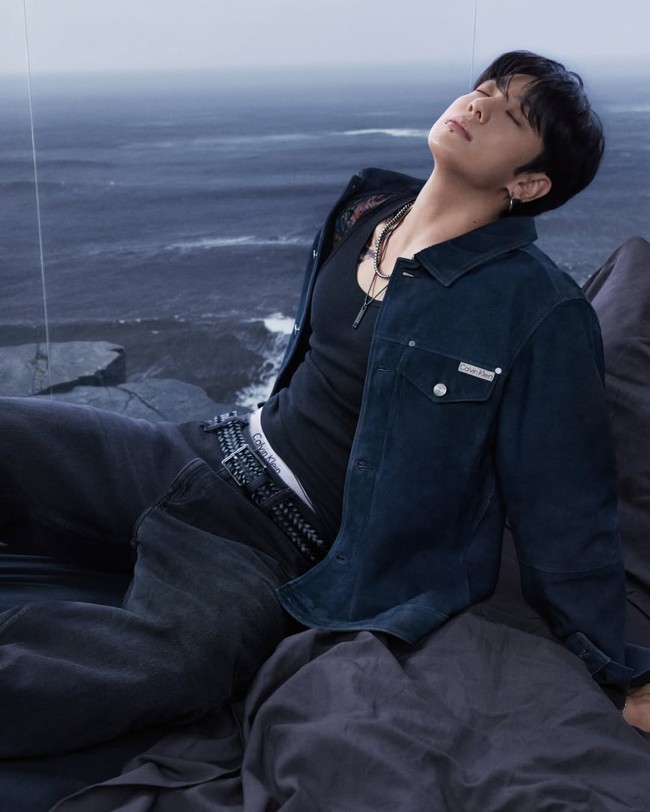 Tato dan tindikan wajah Jungkook BTS menambah kesan edgy dan karismatik. Unggahan Calvin Klein sontak dibanjiri komentar pujian ARMY yang terpana dengan pesonanya. Foto: dok. Calvin Klein