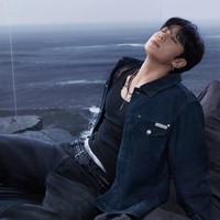 Tato dan tindikan wajah Jungkook BTS menambah kesan edgy dan karismatik. Unggahan Calvin Klein sontak dibanjiri komentar pujian ARMY yang terpana dengan pesonanya. Foto: dok. Calvin Klein