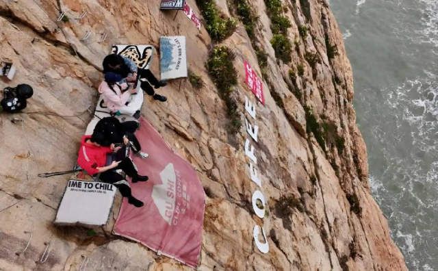 Kafe Paling Ekstrem di Dunia Ini Lokasinya Ada di Tebing Curam Berbahaya! Kafe Paling Ekstrem di Dunia Ini Lokasinya Ada di Tebing Curam Berbahaya!