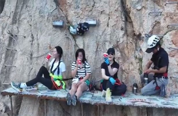 Kafe Paling Ekstrem di Dunia Ini Lokasinya Ada di Tebing Curam Berbahaya! Kafe Paling Ekstrem di Dunia Ini Lokasinya Ada di Tebing Curam Berbahaya!