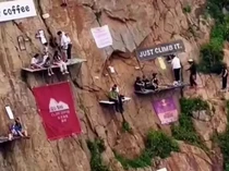 Kafe Paling Ekstrem di Dunia Ini Lokasinya Ada di Tebing Curam Berbahaya!