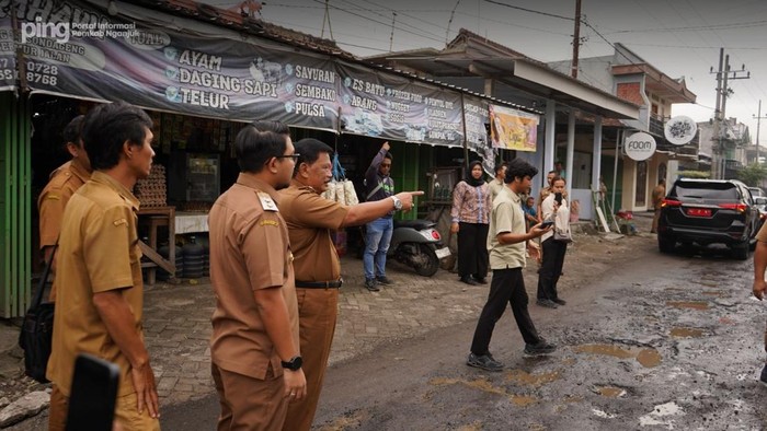 Kang Marhaen dan Mas Handy saat memimpin langsung perbaikan jalan di Nganjuk