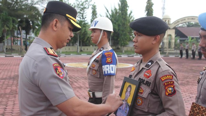 Kapolres Bengkalis AKBP Fahrian Siregar mencoret foto Aipda Asmadi. (Dok Polres Bengkalis)