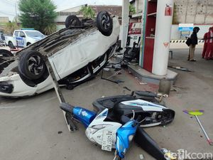 Mobil Terbang Tabrak Motor-Dispenser SPBU di Sragen, 6 Orang Luka