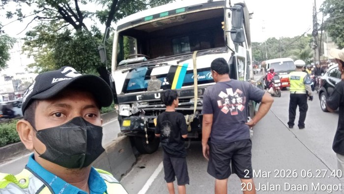 Truk Beruntun Tabrak Pembatas, Lalin Jakbar Ambruk!