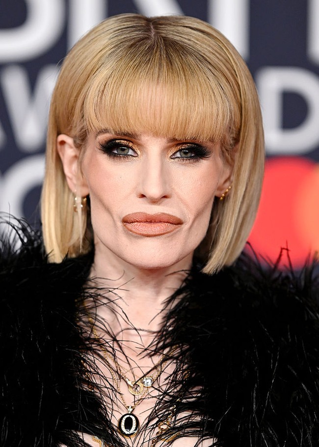 Banyak pengguna media sosial menyebut penampilannya terlihat sangat tirus dan rapuh. Beberapa komentar bahkan terdengar cukup keras. “Oh Kelly aku berharap kamu segera mendapatkan pertolongan,” tulis netizen. Seorang penggemar menyebut Kelly terlihat “tidak sehat” dan menyarankan agar ia “mencari ahli nutrisi dan menambah berat badan.” Foto: Getty Images/JMEnternational