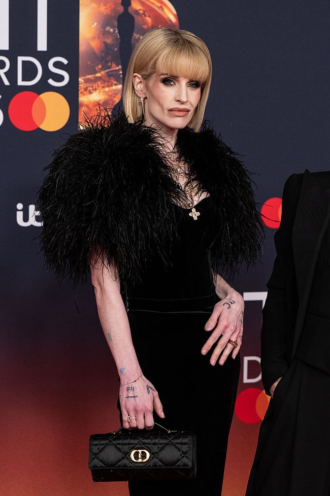 Di karpet merah, Kelly tampil mengenakan gaun beludru hitam dengan siluet ketat, detail korset di bagian pinggang, belahan dada rendah, dan ekor model fishtail.  Foto: Getty Images/JMEnternational