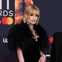 Di karpet merah, Kelly tampil mengenakan gaun beludru hitam dengan siluet ketat, detail korset di bagian pinggang, belahan dada rendah, dan ekor model fishtail.  Foto: Getty Images/JMEnternational