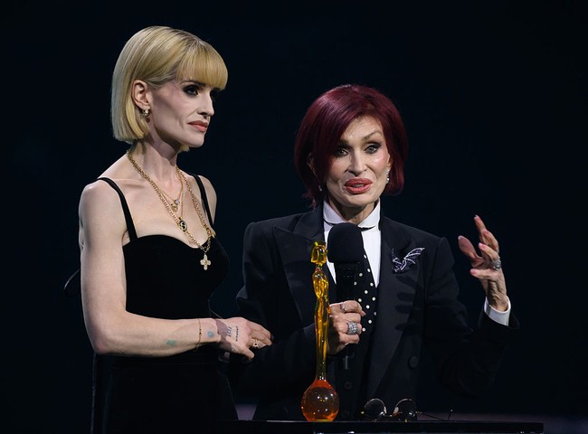 Artis 41 tahun itu hadir bersama sang ibu, Sharon Osbourne, untuk memberikan penghormatan kepada ayahnya, Ozzy Osbourne. Malam itu, Ozzy menerima penghargaan Lifetime Achievement secara anumerta, dengan tribute dipimpin oleh Robbie Williams. Foto: Getty Images/JMEnternational
