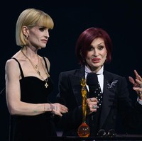 Artis 41 tahun itu hadir bersama sang ibu, Sharon Osbourne, untuk memberikan penghormatan kepada ayahnya, Ozzy Osbourne. Malam itu, Ozzy menerima penghargaan Lifetime Achievement secara anumerta, dengan tribute dipimpin oleh Robbie Williams. Foto: Getty Images/JMEnternational