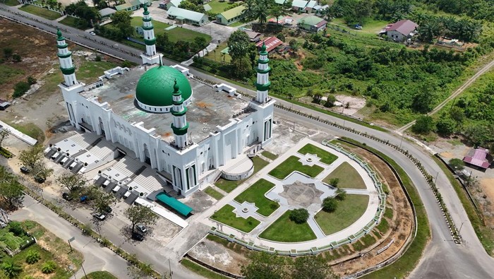 Foto udara Masjid Agung Baitul A'la atau Masjid Giok di kawasan kompleks perkantoran Suka Makmur, Desa Lueng Baro, Kabupaten Nagan Raya, Aceh, Minggu (1/3/2026). Masjid Agung Baitul A'la atau Masjid Giok yang menjadi salah satu ikon wisata religi Kabupaten Nagan Raya dibangun sejak tahun 2012 dengan gaya arsitektur perpaduan khas Asia Tenggara, Timur Tengah dan Aceh serta dihiasi dengan berbagai ornamen batu giok itu ramai dikunjungi wisatawan lokal maupun mancanegara terutama saat bulan suci Ramadhan untuk berwisata maupun menunggu waktu berbuka puasa bersama keluarga. ANTARA FOTO/Syifa Yulinnas/rwa.
