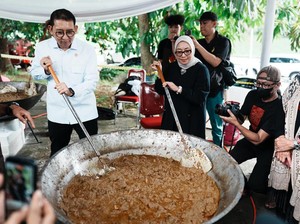 Kolaborasi Kemenbud, 17.000 Paket Rendang Disalurkan ke Sumatera
