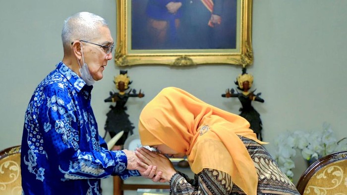 Kenangan Gubernur Khofifah bersama Try Sutrisno