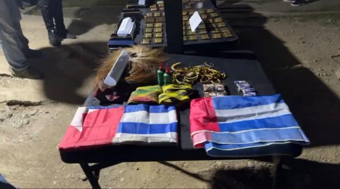 Tim gabungan TNI-Polri menggerebek markas KKB di Nabire, Papua Tengah. Operasi ini untuk menangkap Panglima Kodap III D Dulla bernama Aibon Kogoya.