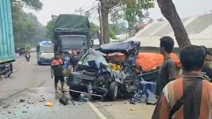 Kondisi kendaraan usai terjadi adu banteng