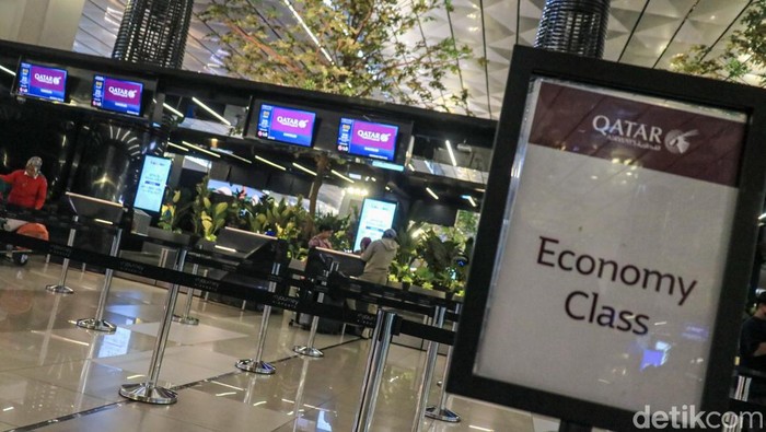 Pantauan suasana di Bandara Internasional Soekarno-Hatta, Tangerang, Senin (2/3/2026), menunjukkan sejumlah penerbangan rute Timur Tengah dibatalkan dan ditunda menyusul konflik di kawasan tersebut yang kian memanas. Kebijakan ini diambil maskapai sebagai langkah antisipasi demi keselamatan dan keamanan penerbangan.