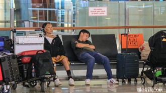 Penumpang di Bandara Soetta Bingung Penerbangan ke Timur Tengah Dibatalkan