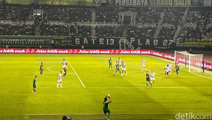 Laga Persebaya Surabaya vs Persib Bandung