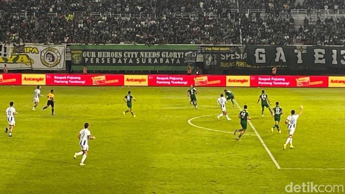 Laga Persebaya Surabaya vs Persib Bandung