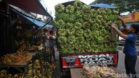 Sepinya pesanan untuk kebutuhan hajatan dan pedagang gorengan turut berdampak pada omzet pedagang pasar.  
