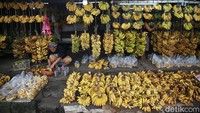 Menurut pedagang, permintaan pisang selama Ramadan kali ini cenderung sepi dibanding tahun sebelumnya.  
