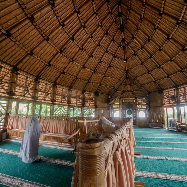 Masjid Bambu Saka Buana Hadirkan Nuansa Alam untuk Jemaah