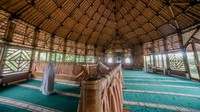 Desain terbuka dengan sirkulasi udara alami menghadirkan suasana sejuk dan nyaman bagi para jemaah yang beribadah. ANTARA FOTO/Muhammad Bagus Khoirunas