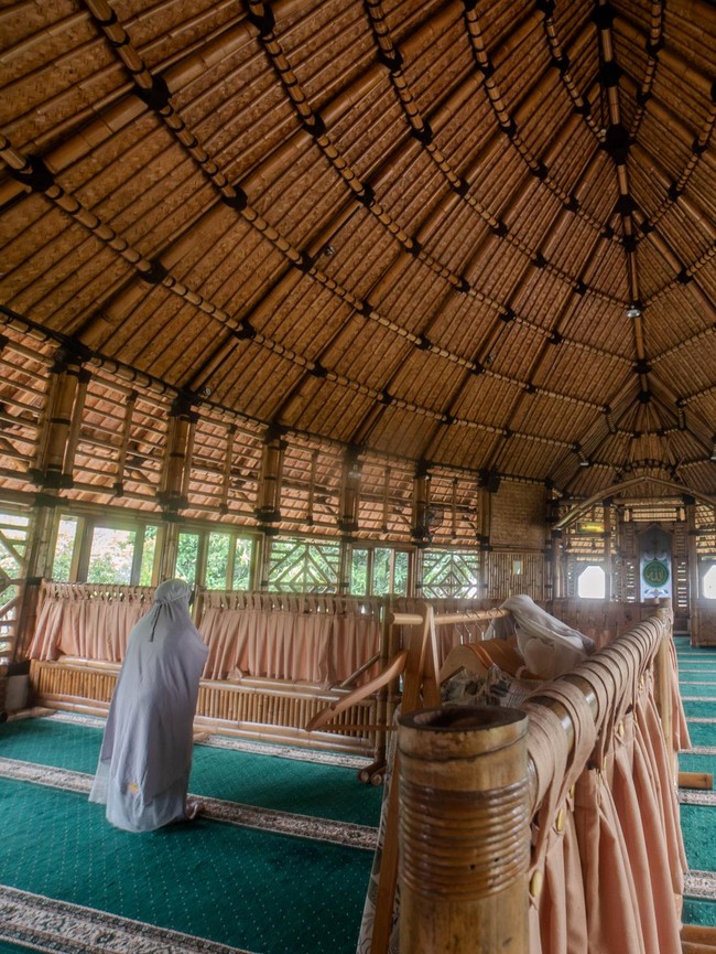 Masjid Bambu Saka Buana Hadirkan Nuansa Alam untuk Jemaah