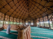 Masjid Bambu Saka Buana Hadirkan Nuansa Alam untuk Jemaah