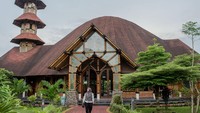 Masjid seluas 260 meter persegi tersebut dibangun menggunakan konstruksi bambu sebagai material utama yang ramah lingkungan. ANTARA FOTO/Muhammad Bagus Khoirunas