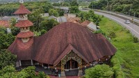 Foto udara memperlihatkan suasana Masjid Bambu Saka Buana di Kabupaten Serang. ANTARA FOTO/Muhammad Bagus Khoirunas